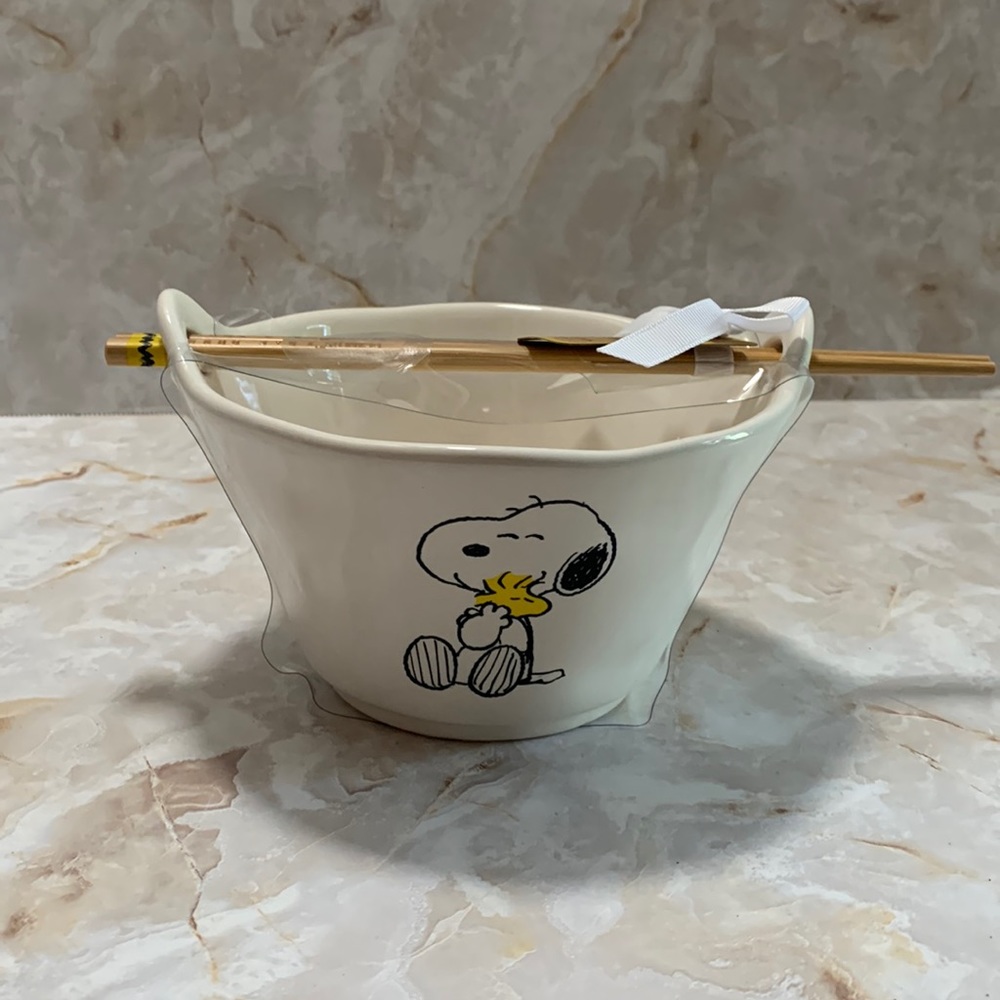Peanuts: Rae Dunn x peanuts noodle bowl.